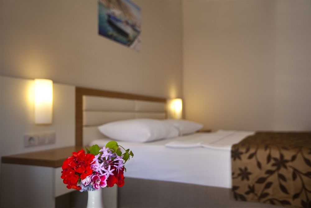 Risa Hotel All Inclusive Bitez Exteriör bild